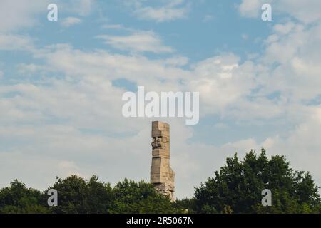 Gdansk, Pologne - mai 2022. Westerplatte Monument à la mémoire des défenseurs polonais. La péninsule de Westerplatte est célèbre pour la première bataille du théâtre européen de la Seconde Guerre mondiale en 1939. Vue depuis la rivière Motlawa. Destination touristique de voyage Banque D'Images