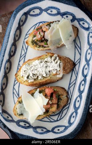 Tapas avec bruschetta et fromage aux herbes crémeux sur toast dans un restaurant rustique Banque D'Images