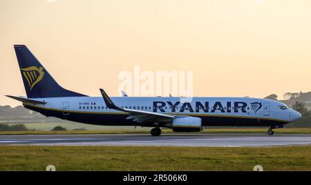 Aéroport de Cork. Cork, Irlande. 31st mai 2023. Un Boeing 737 de Ryanair sur la piste alors qu'il se prépare au décollage à Faro depuis l'aéroport de Cork, en Irlande. - Crédit; David Creedon / Alamy Live News Banque D'Images