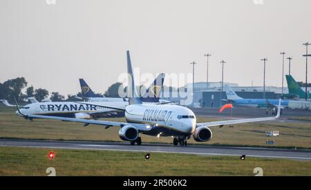 Aéroport de Cork. Cork, Irlande. 31st mai 2023. Un Boeing 737 de Ryanair sur la piste alors qu'il se prépare au décollage à Faro depuis l'aéroport de Cork, en Irlande. - Crédit; David Creedon / Alamy Live News Banque D'Images