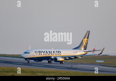 Aéroport de Cork. Cork, Irlande. 31st mai 2023. Un Boeing 737 de Ryanair sur la piste alors qu'il se prépare au décollage à Faro depuis l'aéroport de Cork, en Irlande. Credit; David Creedon / Alamy Live News Banque D'Images