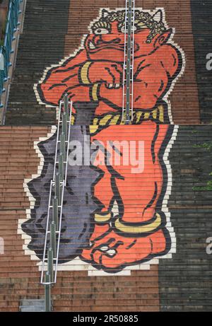 Kinugawa, Japon, 3 mai 2023 : un tableau sur un escalier du pont Fureai à Kinugawa Onsen. Un oni est une sorte de démon, orc, ogre, ou troll dans JAPA Banque D'Images