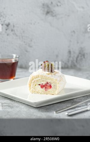 Gâteau aux fraises avec du thé à côté sur une table en pierre Banque D'Images