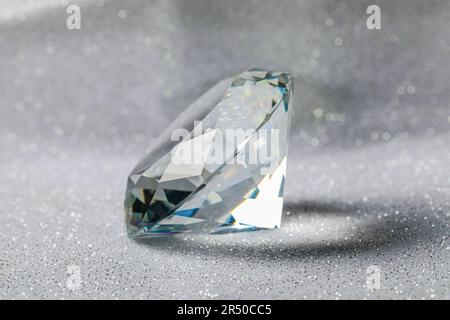 Magnifique diamant éclatant sur fond brillant, gros plan. Pierres précieuses Banque D'Images