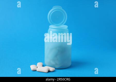 Bol avec gommes à mâcher sur fond bleu clair Banque D'Images