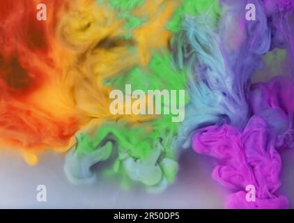 Des couleurs arc-en-ciel s'encres sur fond gris Banque D'Images