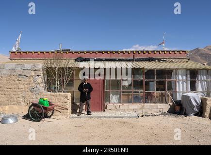 (230531) -- NGARI, 31 mai 2023 (Xinhua) -- Losang Zhamdu pose pour des photos devant sa quatrième résidence, ou l'une des maisons de troisième génération, dans le village de Demqog, canton de Zhaxigang, comté de Gar, préfecture de Ngari, région autonome du Tibet, dans le sud-ouest de la Chine, 28 mai 2023. Assis au soleil devant sa résidence dans le village de Demqog, dans le canton de Zhaxigang, dans le comté de Gar, dans la préfecture de Ngari au Tibet, Losang Zhamdu, 84 ans, a raconté une histoire des cinq maisons dans laquelle il avait vécu.Ma mère et moi avons vécu ensemble dans une tente faite de cheveux de yak, Toutes nos possessions étaient une veste de fourrure de chèvre et un Tibeta usé Banque D'Images