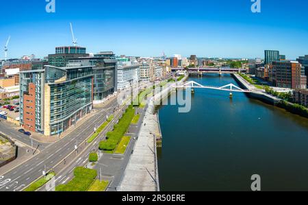 Vue aérienne de drone du centre-ville de Glasgow le long de la rivière Clyde à IFSD , International Financial Services District à Broomielaw, Écosse, U Banque D'Images