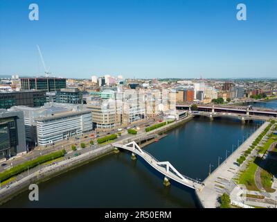 Vue aérienne de drone du centre-ville de Glasgow le long de la rivière Clyde à IFSD , International Financial Services District à Broomielaw, Écosse, U Banque D'Images