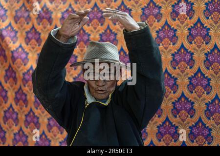 (230531) -- NGARI, 31 mai 2023 (Xinhua) -- Losang Zhamdu raconte l'histoire de sa vie dans sa quatrième résidence, ou dans l'une des maisons de la troisième génération, dans le village de Demqog, dans le canton de Zhaxigang, dans le comté de Gar, dans la préfecture de Ngari, dans la région autonome du Tibet du sud-ouest de la Chine, à 28 mai 2023. Assis au soleil devant sa résidence dans le village de Demqog, dans le canton de Zhaxigang, dans le comté de Gar, dans la préfecture de Ngari au Tibet, Losang Zhamdu, 84 ans, a raconté une histoire des cinq maisons dans laquelle il avait vécu.Ma mère et moi avons vécu ensemble dans une tente faite de cheveux de yak, Toutes nos possessions étaient une veste de fourrure de chèvre et une Tibe usée Banque D'Images