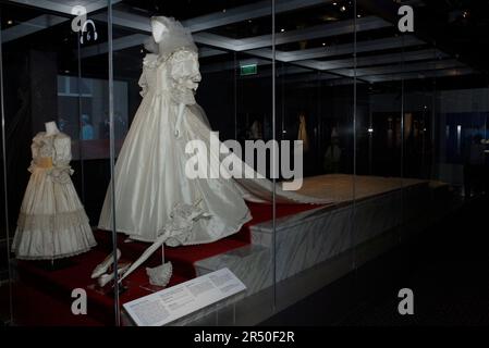 La robe de mariée portée par Diana Spencer lors de son mariage avec Charles, prince de Galles, vue à l'ouverture de Diana: A Celebration, qui présente une collection de vêtements et d'effets personnels de Diana de la maison familiale Spencer, Althorp. Powerhouse Museum, Sydney, Australie. 27.09.07. Banque D'Images