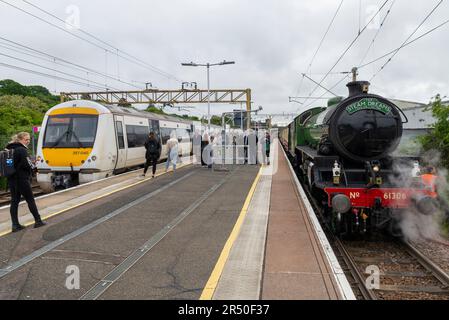 Leigh on Sea, Essex, Royaume-Uni. 31st mai 2023. Un train à vapeur spécial part de Shoeburyness, dans l'Essex, pour se rendre au port de Portsmouth, dans le Hampshire, afin de permettre à ses passagers de visiter la ville portuaire maritime historique. Le train est exploité par Steam Dreams et transporté par LE LNER Thompson classe B1 numéro 61306 appelé Mayflower, resplendent dans une décoration Apple Green. La locomotive construite en 1948 est vue ici à la gare de Leigh on Sea qui prend de l'eau pour son voyage, où elle a mélangé avec C2C trains réguliers avec des navetteurs du matin dont les services ne sont pas affectés par les grèves d'aujourd'hui. Banque D'Images