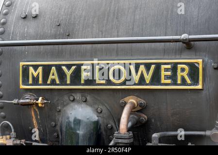 Leigh on Sea, Essex, Royaume-Uni. 31st mai 2023. Un train à vapeur spécial part de Shoeburyness, dans l'Essex, pour se rendre au port de Portsmouth, dans le Hampshire, afin de permettre à ses passagers de visiter la ville portuaire maritime historique. Le train est exploité par Steam Dreams et transporté par LE LNER Thompson classe B1 numéro 61306 appelé Mayflower, resplendent dans une décoration Apple Green. La locomotive construite en 1948 est vue ici à la gare de Leigh on Sea Banque D'Images