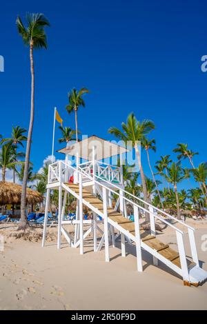 Vue sur la tour des sauveteurs et les palmiers de Bavaro Beach, Punta Cana, République dominicaine, Antilles, Caraïbes, Amérique centrale Banque D'Images