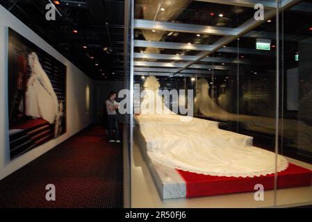 La robe de mariée portée par Diana Spencer lors de son mariage avec Charles, prince de Galles, vue à l'ouverture de Diana: A Celebration, qui présente une collection de vêtements et d'effets personnels de Diana de la maison familiale Spencer, Althorp. Powerhouse Museum, Sydney, Australie. 27.09.07. Banque D'Images