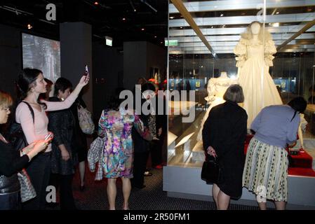 La robe de mariée portée par Diana Spencer lors de son mariage avec Charles, prince de Galles, vue à l'ouverture de Diana: A Celebration, qui présente une collection de vêtements et d'effets personnels de Diana de la maison familiale Spencer, Althorp. Powerhouse Museum, Sydney, Australie. 27.09.07. Banque D'Images