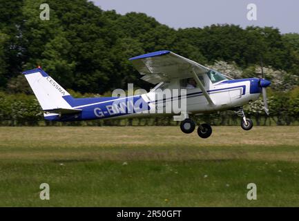 A Cessna 152 au départ de l'aérodrome de Headcorn Kent, Angleterre Banque D'Images