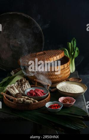 Ingrédients pour les plats orientaux préparés dans un cuiseur vapeur en bambou Banque D'Images