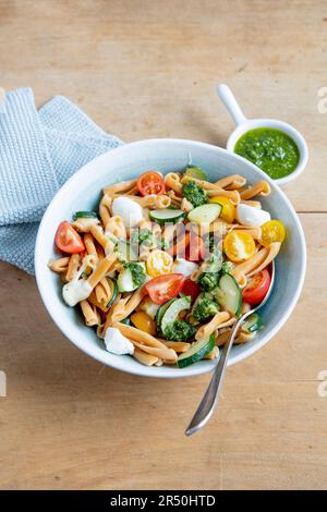 Salade de pâtes avec tomates, courgettes, mozzarella et pesto Banque D'Images