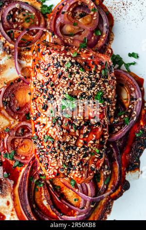 Saumon asiatique du four avec marinade douce et épicée et graines de sésame Banque D'Images