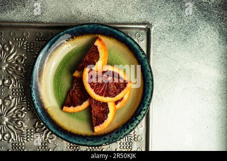 Tranche d'orange sicilienne rouge et couverts vintage sur fond rustique Banque D'Images