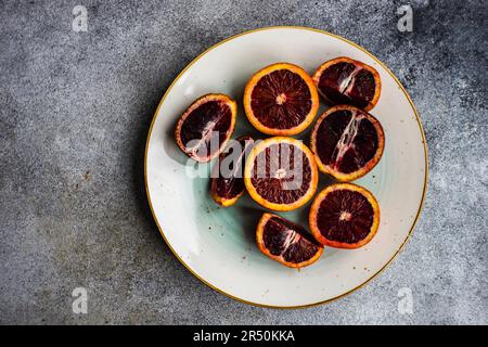 Oranges de sang, tranchées sur une assiette Banque D'Images