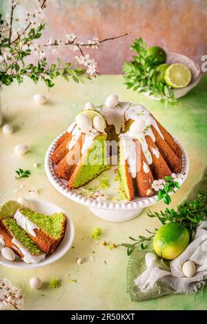 Gâteau au citron vert avec glaçage pour Pâques Banque D'Images