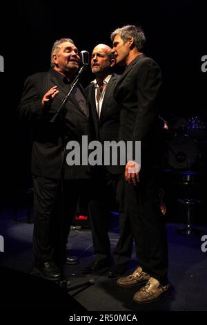 Photo-appel à l'Opéra de Sydney pour la 'Ultimate Rock 'n' Roll Jam session', avec James Blundell, Nick Barker, Doug Parkinson et Ezra Lee sur piano, soutenu par le 'sunn Studio Trio' de Steve Hadley, Dave Folley et Shannon Bourne. Lors de leur prochaine série de spectacles en direct de Sydney, ils réaliseront des titres célèbres d'Elvis Presley, Johnny Cash, Jerry Lee Lewis et Carl Perkins, sur la base de l'événement historique véritable, lorsqu'on 4 décembre 1956, les quatre meilleurs artistes américains rencontreront par hasard aux studios Sun de Memphis, Tennessee, Et enregistré la "Ultimate Rock 'n' Roll Jam session". Sydney, Australie - Banque D'Images