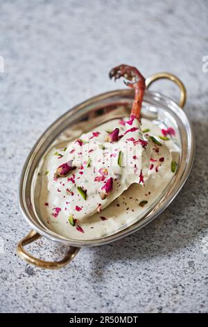 Patte de perdrix frite indienne avec pétales de rose Banque D'Images