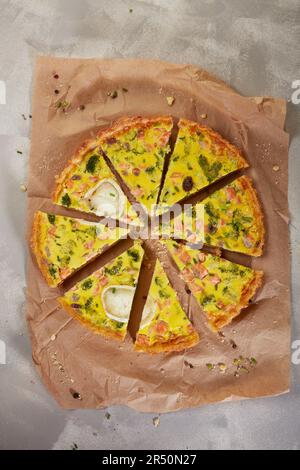 Quiche au fromage avec saumon, œufs et brocoli Banque D'Images