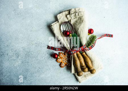 Ensemble de couverts festifs pour le dîner de Noël sur table en béton Banque D'Images