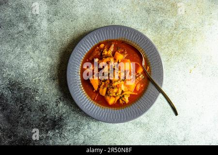 Soupe ukrainienne saine de betteraves Borscht servie dans le bol Banque D'Images