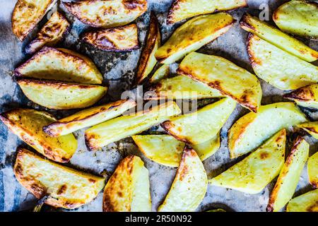 Pommes de terre saines cuites sur le plateau pour le dîner Banque D'Images