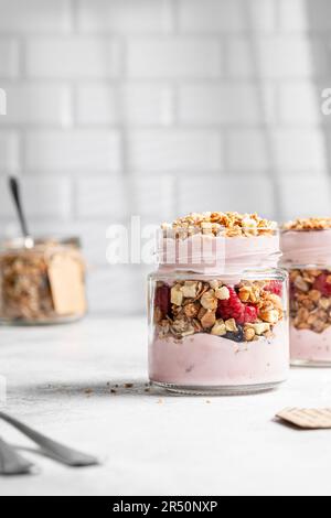 Yaourt avec muesli dans un pot Banque D'Images