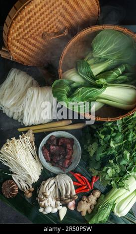 Ingrédients pour les plats asiatiques du cuiseur vapeur en bambou Banque D'Images