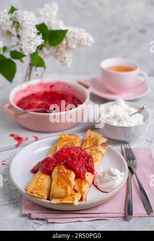 Crêpes de printemps avec fromage cottage et rhubarbe cuite au four Banque D'Images