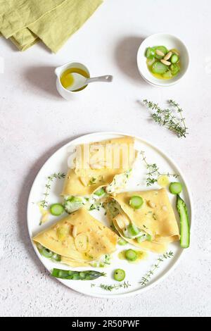 Crêpes aux asperges vertes et aux pignons de pin Banque D'Images