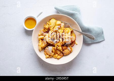 Kaiserschmarrn (crêpes râpées) avec sauce à l'abricot Banque D'Images