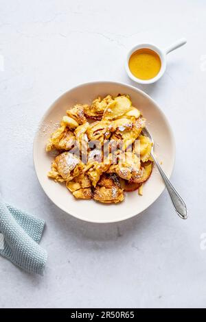 Kaiserschmarrn à la sauce abricot Banque D'Images