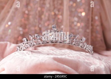 Magnifique tiara argentée avec des diamants sur tissu rose Banque D'Images