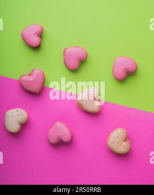 Macarons en forme de cœur sur fond coloré Banque D'Images
