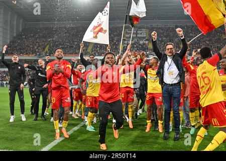 Le président Joseph Oughourlien de RC Lens photographié célébrant avec ses joueurs de RC Lens après avoir remporté un match de football entre t Racing Club de Lens et AC Ajaccio, le jour d'allumette 37th de la saison 2022-2023 de la Ligue 1 Uber Eats , le dimanche 27 mai 2023 à Lens , France . PHOTO SPORTPIX | David Catry Banque D'Images