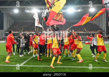 Le président Joseph Oughourlien de RC Lens photographié célébrant avec ses joueurs de RC Lens après avoir remporté un match de football entre t Racing Club de Lens et AC Ajaccio, le jour d'allumette 37th de la saison 2022-2023 de la Ligue 1 Uber Eats , le dimanche 27 mai 2023 à Lens , France . PHOTO SPORTPIX | David Catry Banque D'Images