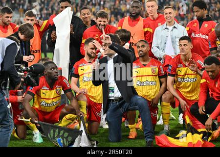 Le président Joseph Oughourlien de RC Lens photographié célébrant avec ses joueurs de RC Lens après avoir remporté un match de football entre t Racing Club de Lens et AC Ajaccio, le jour d'allumette 37th de la saison 2022-2023 de la Ligue 1 Uber Eats , le dimanche 27 mai 2023 à Lens , France . PHOTO SPORTPIX | David Catry Banque D'Images