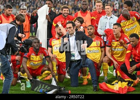 Le président Joseph Oughourlien de RC Lens photographié célébrant avec ses joueurs de RC Lens après avoir remporté un match de football entre t Racing Club de Lens et AC Ajaccio, le jour d'allumette 37th de la saison 2022-2023 de la Ligue 1 Uber Eats , le dimanche 27 mai 2023 à Lens , France . PHOTO SPORTPIX | David Catry Banque D'Images