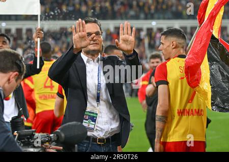 Le président Joseph Oughourlien de RC Lens photographié célébrant avec ses joueurs de RC Lens après avoir remporté un match de football entre t Racing Club de Lens et AC Ajaccio, le jour d'allumette 37th de la saison 2022-2023 de la Ligue 1 Uber Eats , le dimanche 27 mai 2023 à Lens , France . PHOTO SPORTPIX | David Catry Banque D'Images