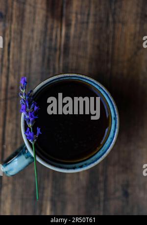 Espresso aux fleurs de lavande sur le bord de la tasse Banque D'Images