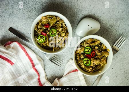 Plat traditionnel de lobio d'été géorgien avec haricots français, œufs et herbes Banque D'Images