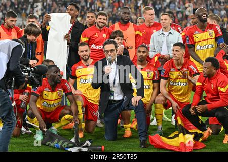 Le président Joseph Oughourlien de RC Lens photographié célébrant avec ses joueurs de RC Lens après avoir remporté un match de football entre t Racing Club de Lens et AC Ajaccio, le jour d'allumette 37th de la saison 2022-2023 de la Ligue 1 Uber Eats , le dimanche 27 mai 2023 à Lens , France . PHOTO SPORTPIX | David Catry Banque D'Images