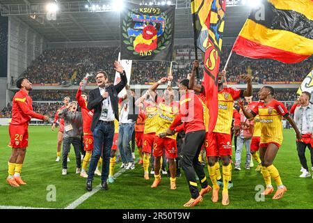 Le président Joseph Oughourlien de RC Lens photographié célébrant avec ses joueurs de RC Lens après avoir remporté un match de football entre t Racing Club de Lens et AC Ajaccio, le jour d'allumette 37th de la saison 2022-2023 de la Ligue 1 Uber Eats , le dimanche 27 mai 2023 à Lens , France . PHOTO SPORTPIX | David Catry Banque D'Images